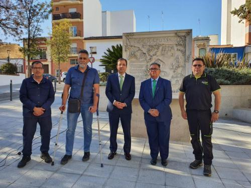El alcalde y el presidente de la Junta descubren una escultura homenaje a Minusbarros