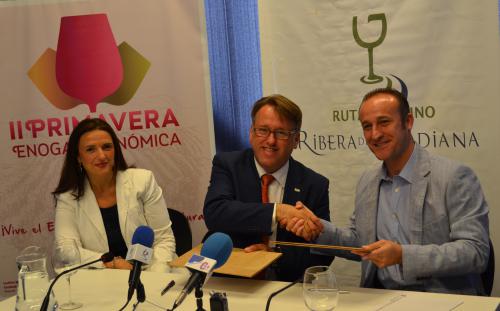 La Ruta del Vino Ribera del Guadiana y la Direci&oacute;n Genaral de Turismo en Extremadura han firmado hoy un convenio 