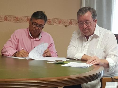 Firma de la adhesión por parte del Alcalde de Almendralejo y el Secretario General del Instituto Iberoamericano de Turismo Rural en Extremadura