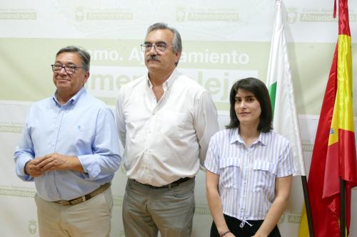 El director general de Agricultura entre el alcalde de Almendralejo y la concejala de Festejos