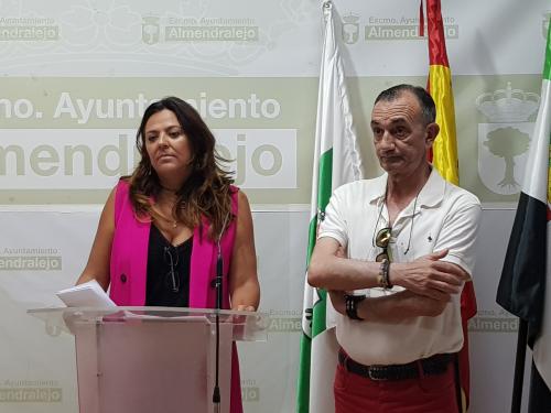 La Concejala de Sanidad, Josefina Barragán, y el delegado de Limpieza Viaria, Manuel Álvarez,