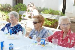 Un centenar de abuelos y abuelas celebran su día en el atrio de la Piedad