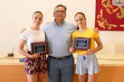 El alcalde reconoce los éxitos deportivos de las karatecas Marta y Paola García Lozano