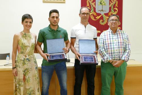 El alcalde, José María Ramírez,  la concejala de Deportes, Raquel del Puerto, junto a  los deportistas Juan García Pavón (kikcboxing) y Álvaro García Zambrano 