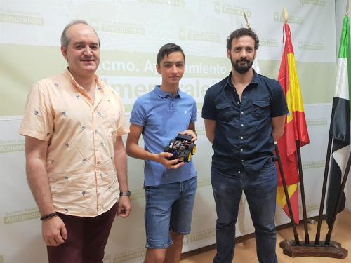 Fernando Pérez junto al concejal de Acción Cultural y el director de la Escuela de Jóvenes Científicos