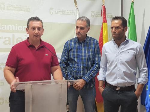 El concejal de Agricultura, Juan Arias, junto al presidente de CEAL, Ángel Barrera, y Alfonso Martínez