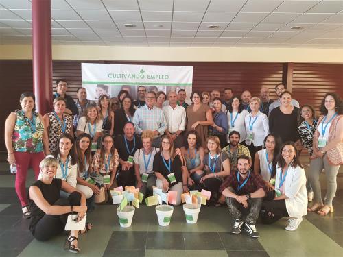 Participantes junto al alcalde y el concejal de Formación