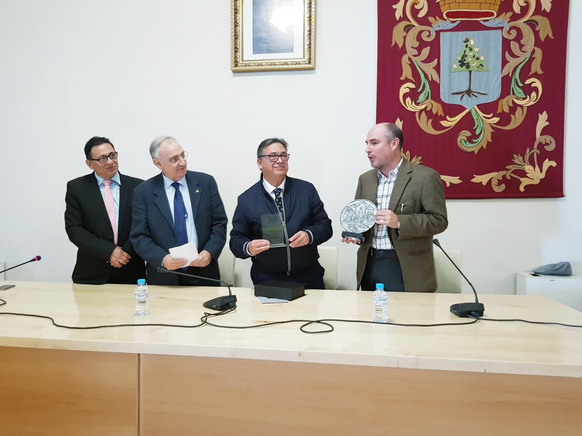 El alcalde recibe a empresarios mexicanos que quieren exportar el modelo del Salón del Vino y la Aceituna