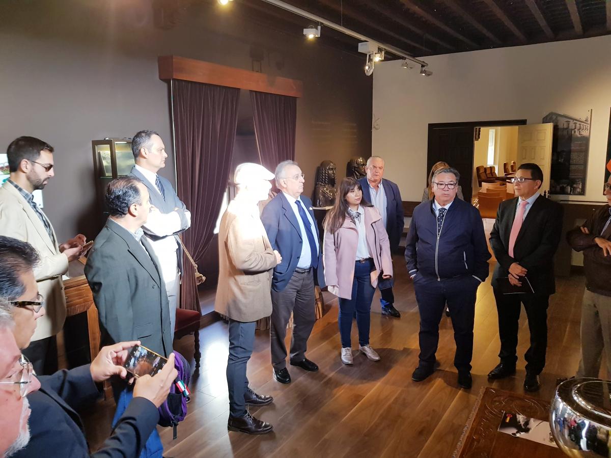 El alcalde recibe a empresarios mexicanos que quieren exportar el modelo del Salón del Vino y la Aceituna