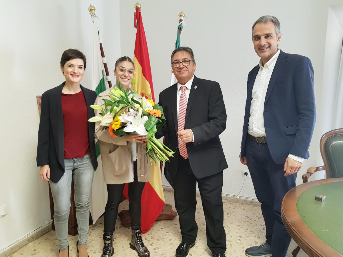 El alcalde recibe a la campeona del mundo de karate Marta García