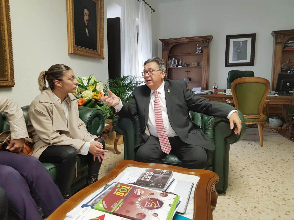 El alcalde recibe a la campeona del mundo de karate Marta García