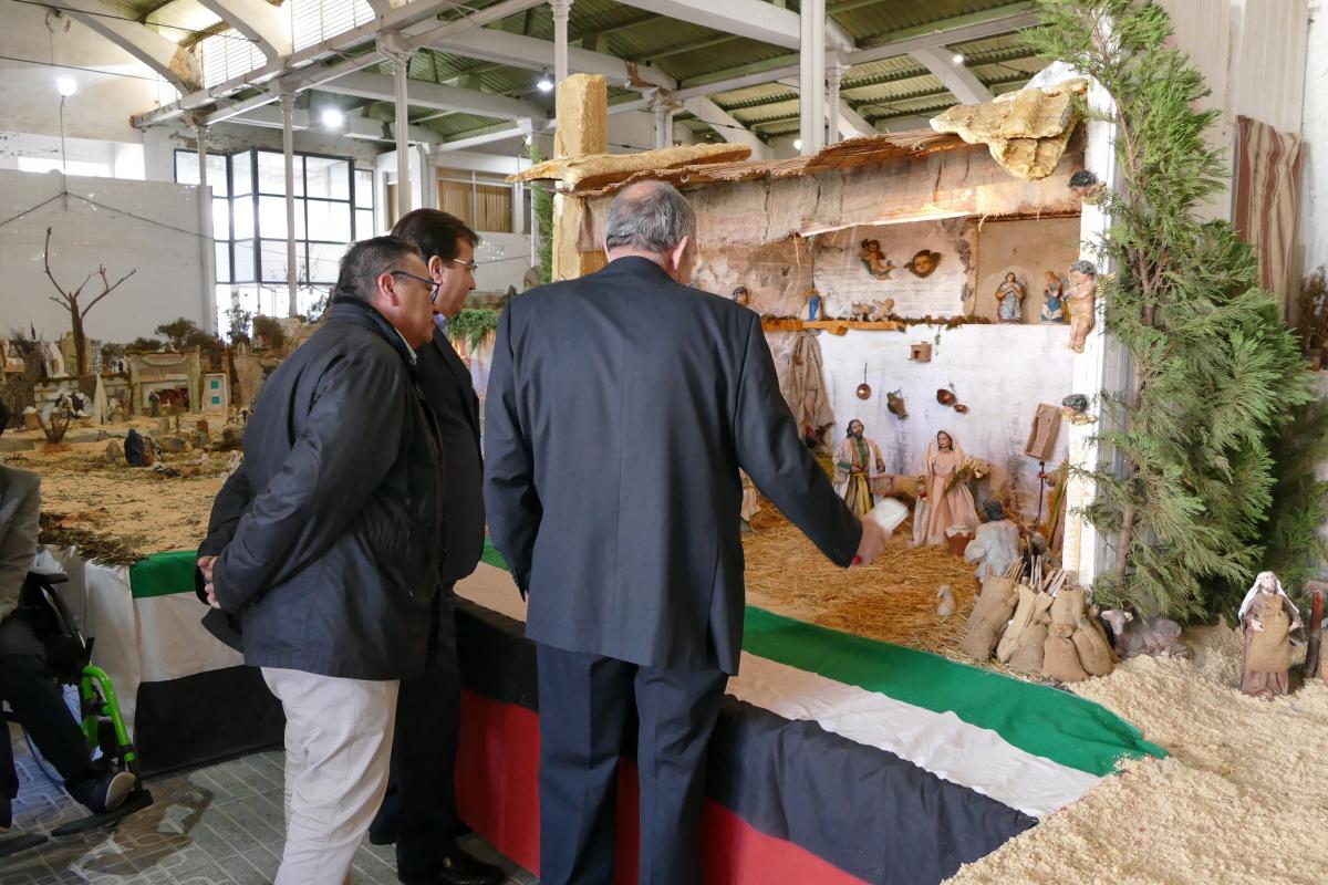 Ramírez y Vara visitan el Belén artístico de San Félix en la antigua Plaza del Mercado