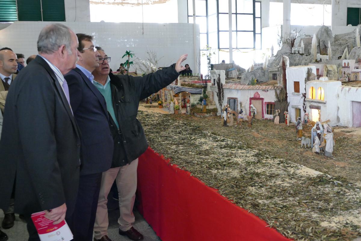 Ramírez y Vara visitan el Belén artístico de San Félix en la antigua Plaza del Mercado