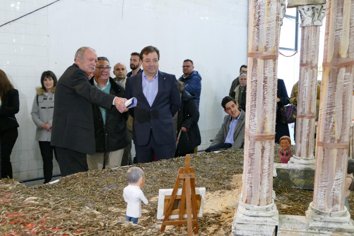 Ramírez y Vara visitan el Belén artístico de San Félix en la antigua Plaza del Mercado