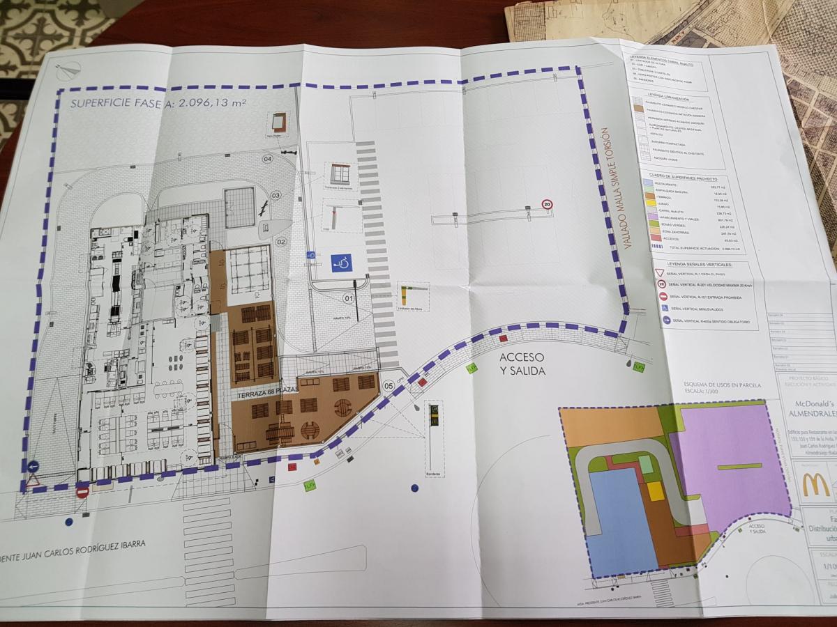 El alcalde firma la licencia de obras para la construcción de una McDonald’s en la explanada frente a la Plaza de Toros