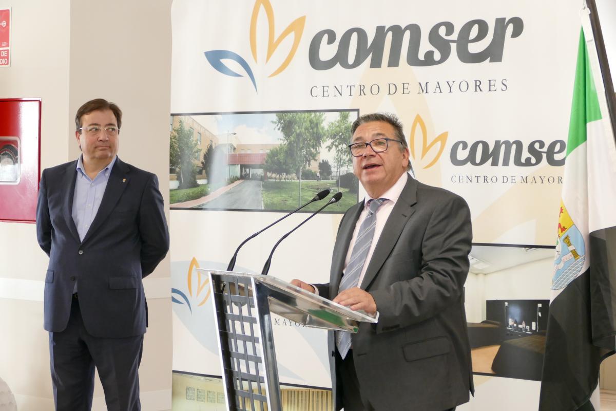 El alcalde pone en valor a los profesionales del centro de mayores Comser