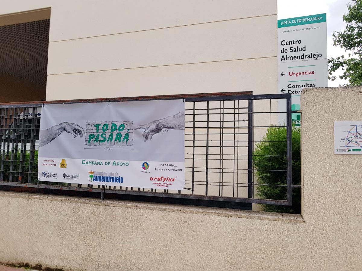 El Ayuntamiento coloca pancartas de Makers Covida con mensajes de ánimo
