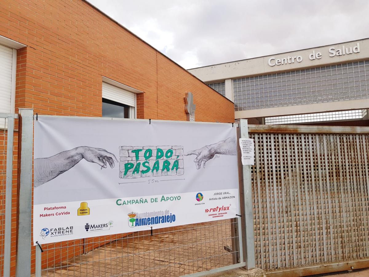 El Ayuntamiento coloca pancartas de Makers Covida con mensajes de ánimo