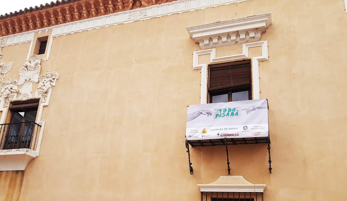 El Ayuntamiento coloca pancartas de Makers Covida con mensajes de ánimo