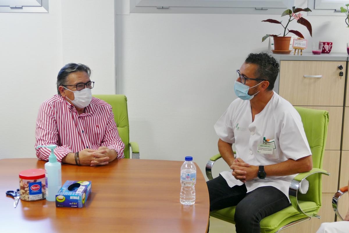 El alcalde visita a los colectivos que han trabajado en primera línea durante la pandemia para agradecerles su labor