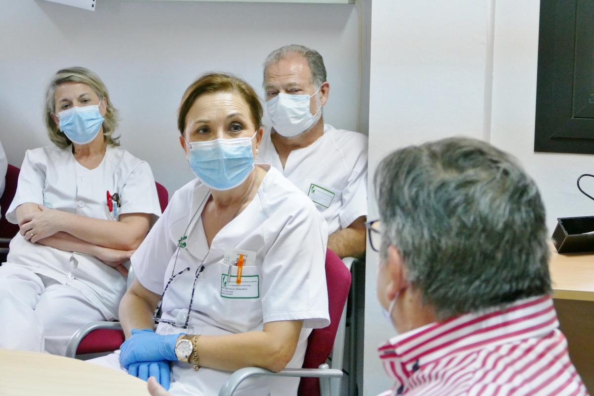 El alcalde visita a los colectivos que han trabajado en primera línea durante la pandemia para agradecerles su labor