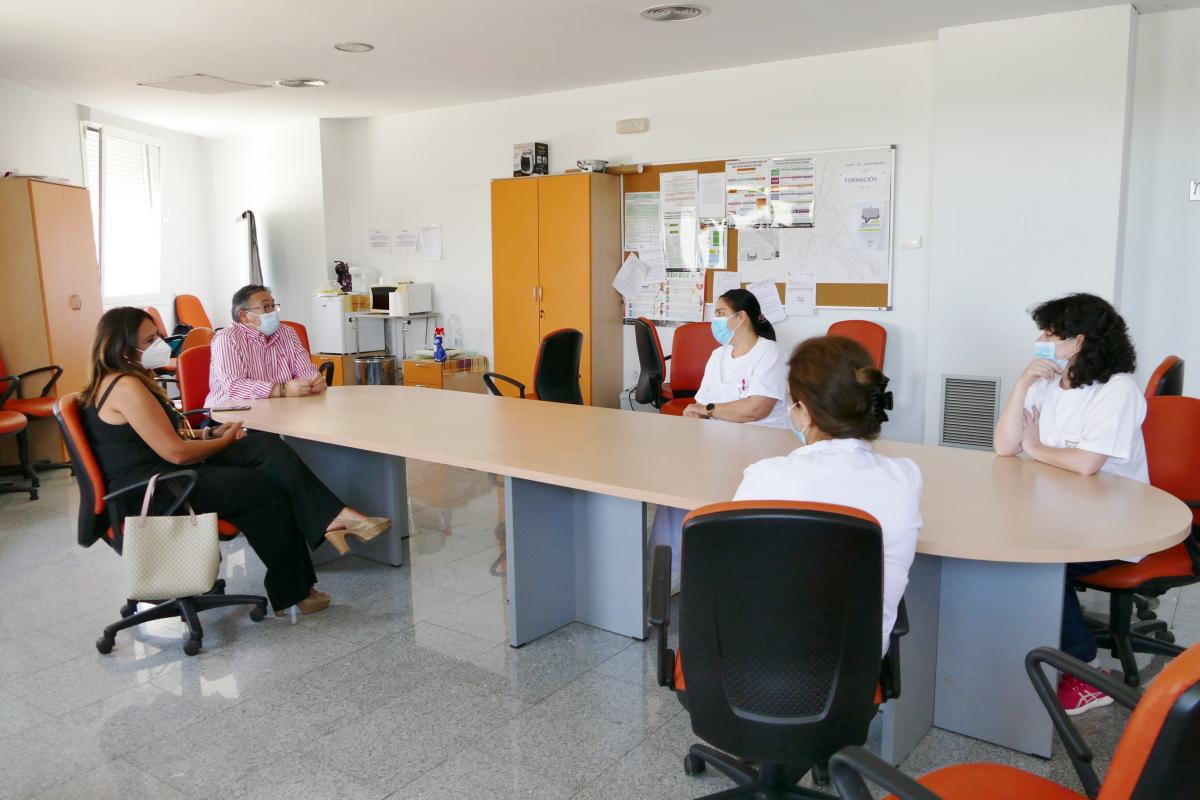 El alcalde visita a los colectivos que han trabajado en primera línea durante la pandemia para agradecerles su labor