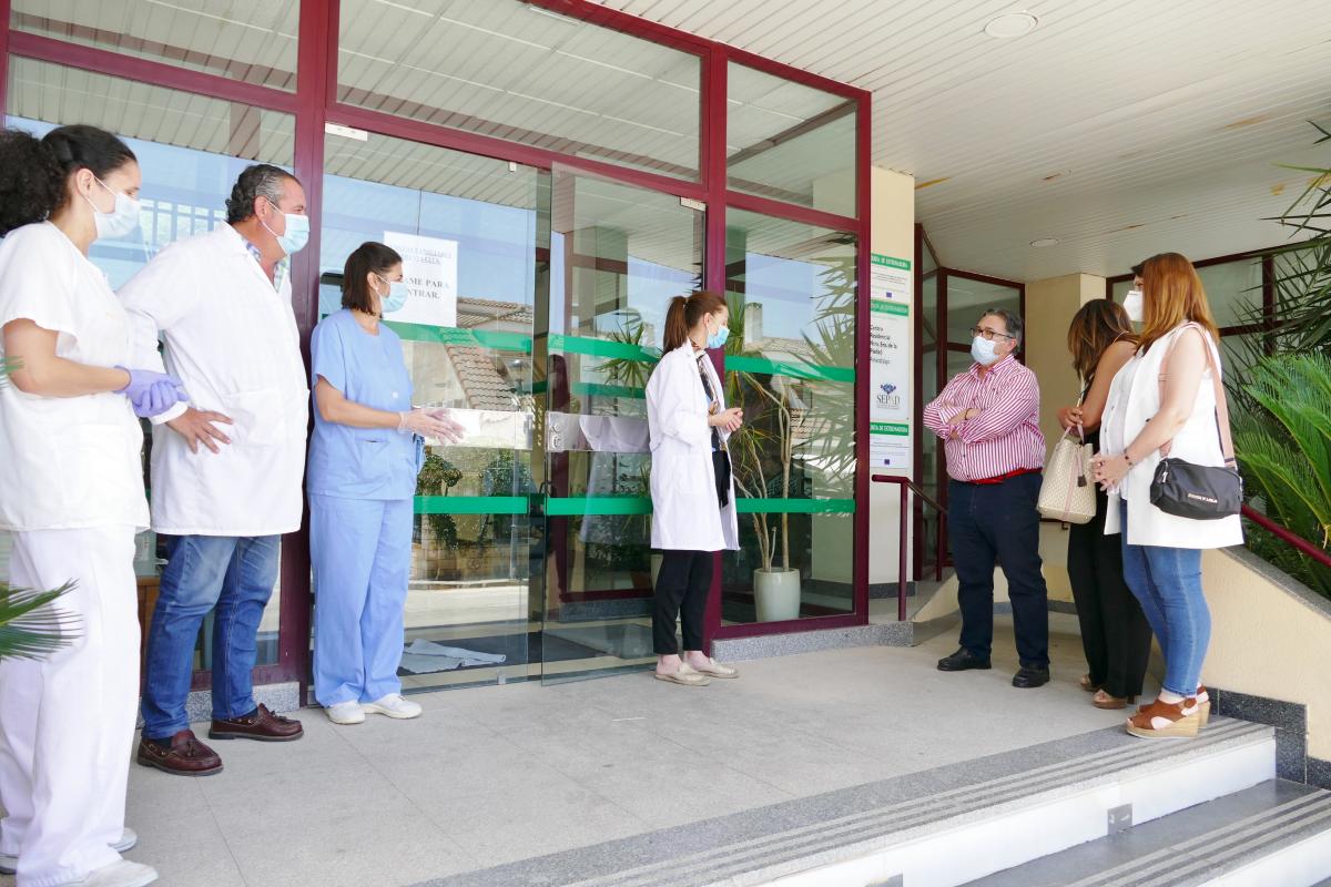 El alcalde visita a los colectivos que han trabajado en primera línea durante la pandemia para agradecerles su labor