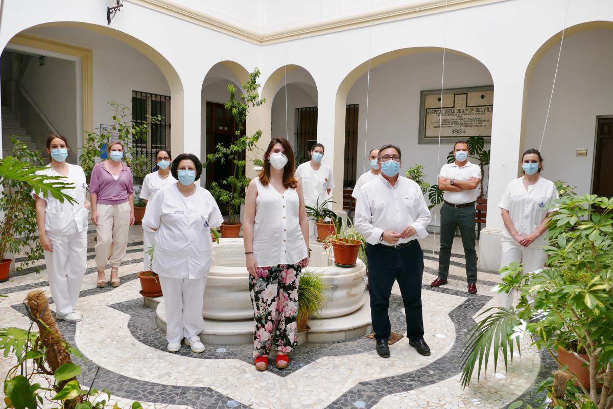 El alcalde visita a los colectivos que han trabajado en primera línea durante la pandemia para agradecerles su labor