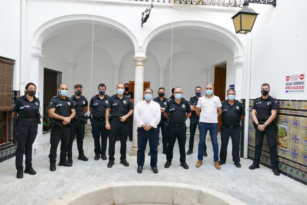 El alcalde visita a los colectivos que han trabajado en primera línea durante la pandemia para agradecerles su labor