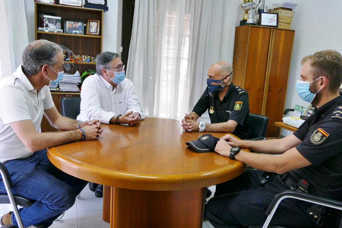 El alcalde visita a los colectivos que han trabajado en primera línea durante la pandemia para agradecerles su labor