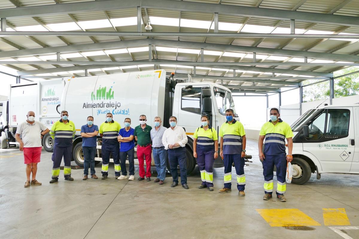 El alcalde visita a los colectivos que han trabajado en primera línea durante la pandemia para agradecerles su labor