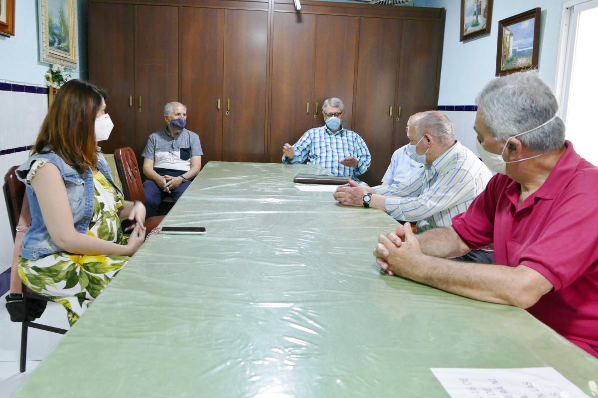 El alcalde visita a los colectivos que han trabajado en primera línea durante la pandemia para agradecerles su labor