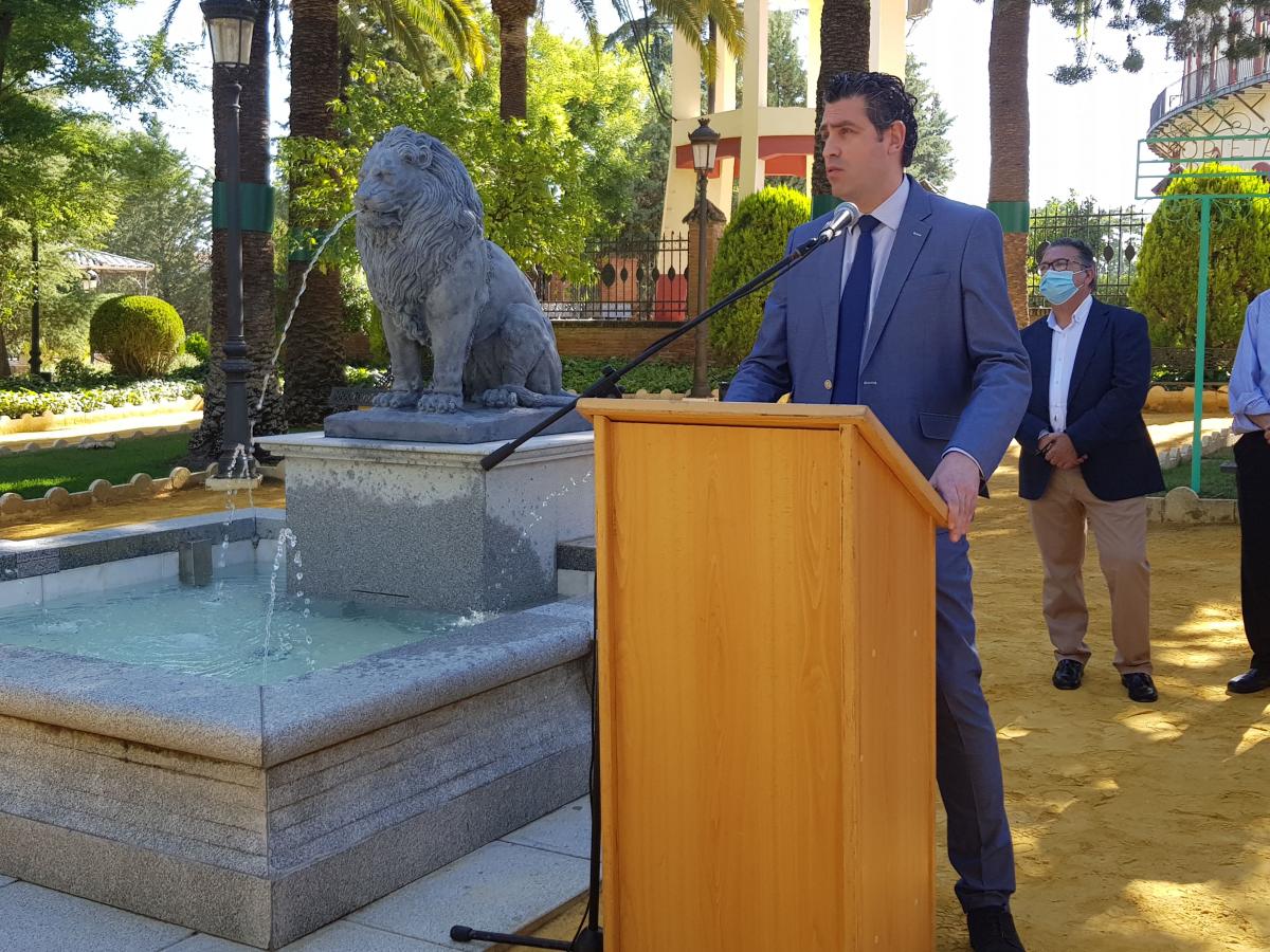 El alcalde inaugura la Fuente del León del Parque de la Piedad