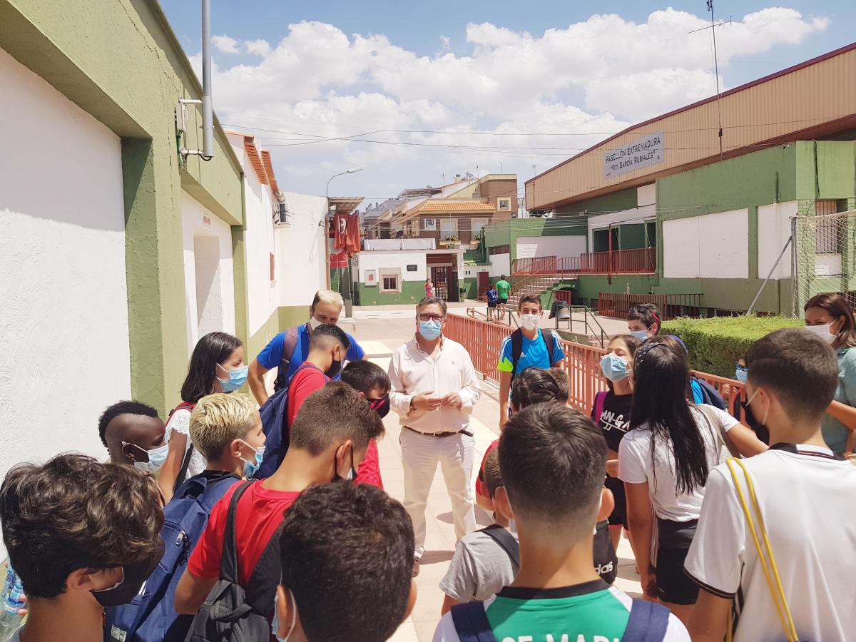 El alcalde visita los Espacios Educativos Saludables y la multideportiva de verano