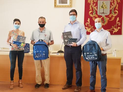 El Ayuntamiento distribuirá 100 mochilas con material escolar donadas por La Caixa ara familias vulnerables