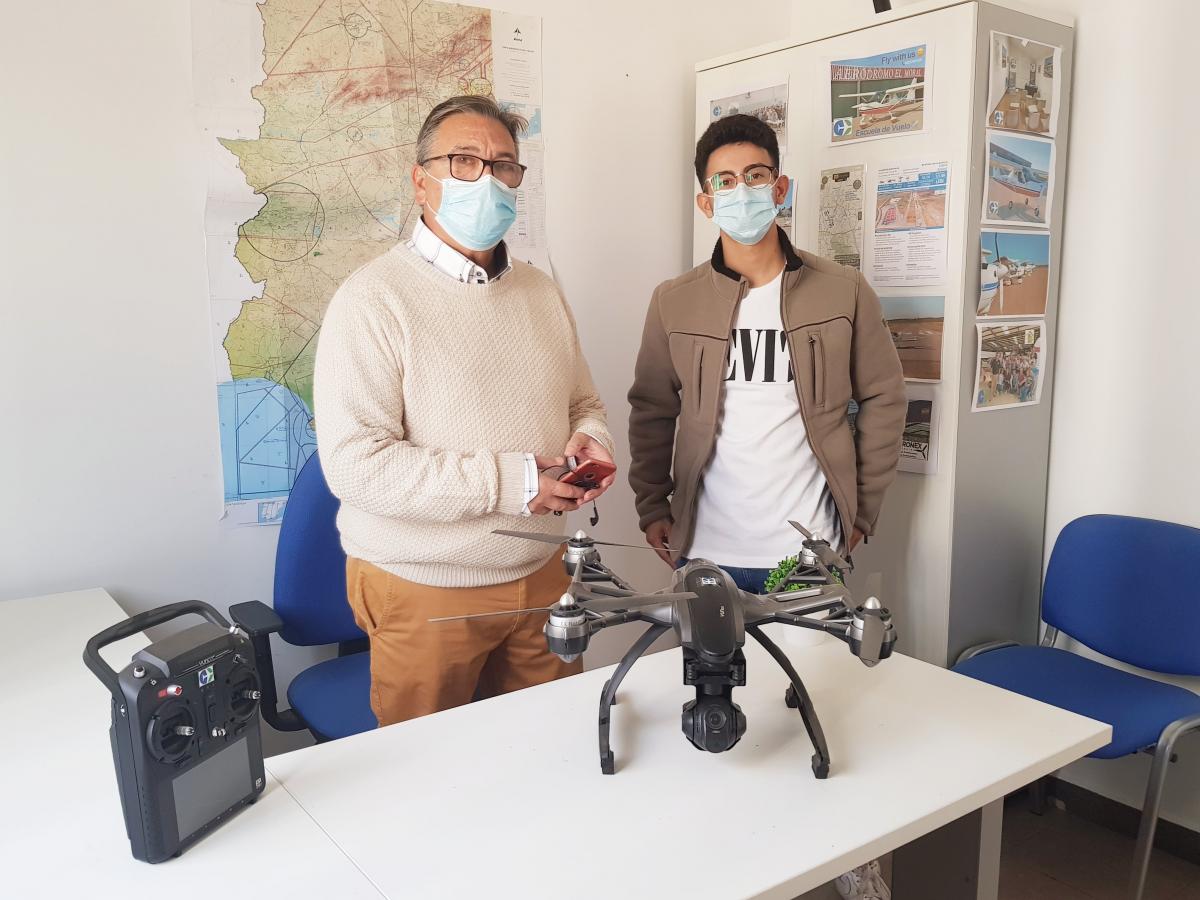 El alcalde felicita a los nuevos emprendedores que ocuparán dos naves en el Vivero de Empresas