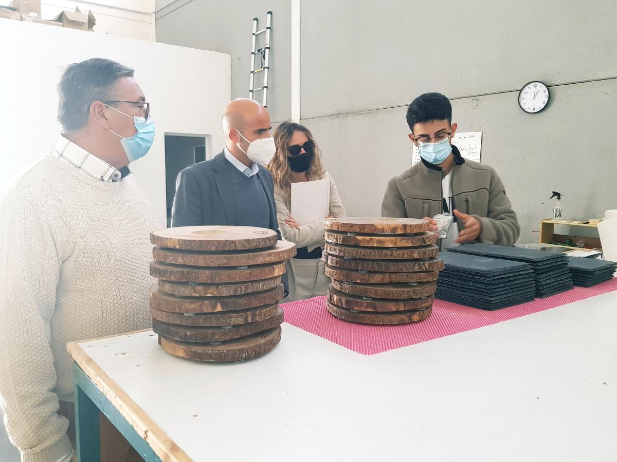 El alcalde felicita a los nuevos emprendedores que ocuparán dos naves en el Vivero de Empresas