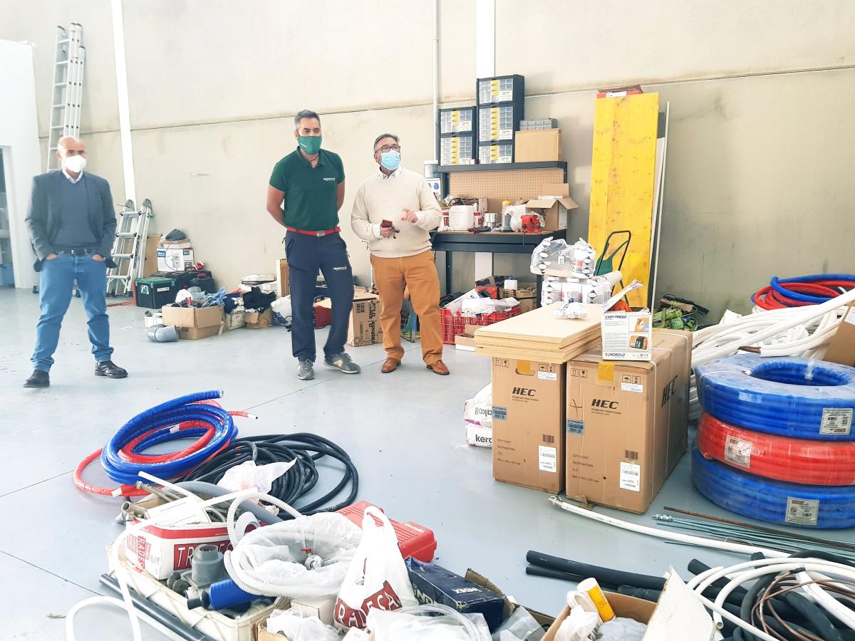 El alcalde felicita a los nuevos emprendedores que ocuparán dos naves en el Vivero de Empresas