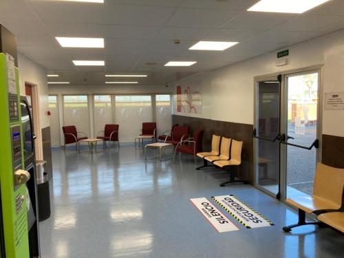 El Hospital Tierra de Barros estrena nueva sala de espera para familiares