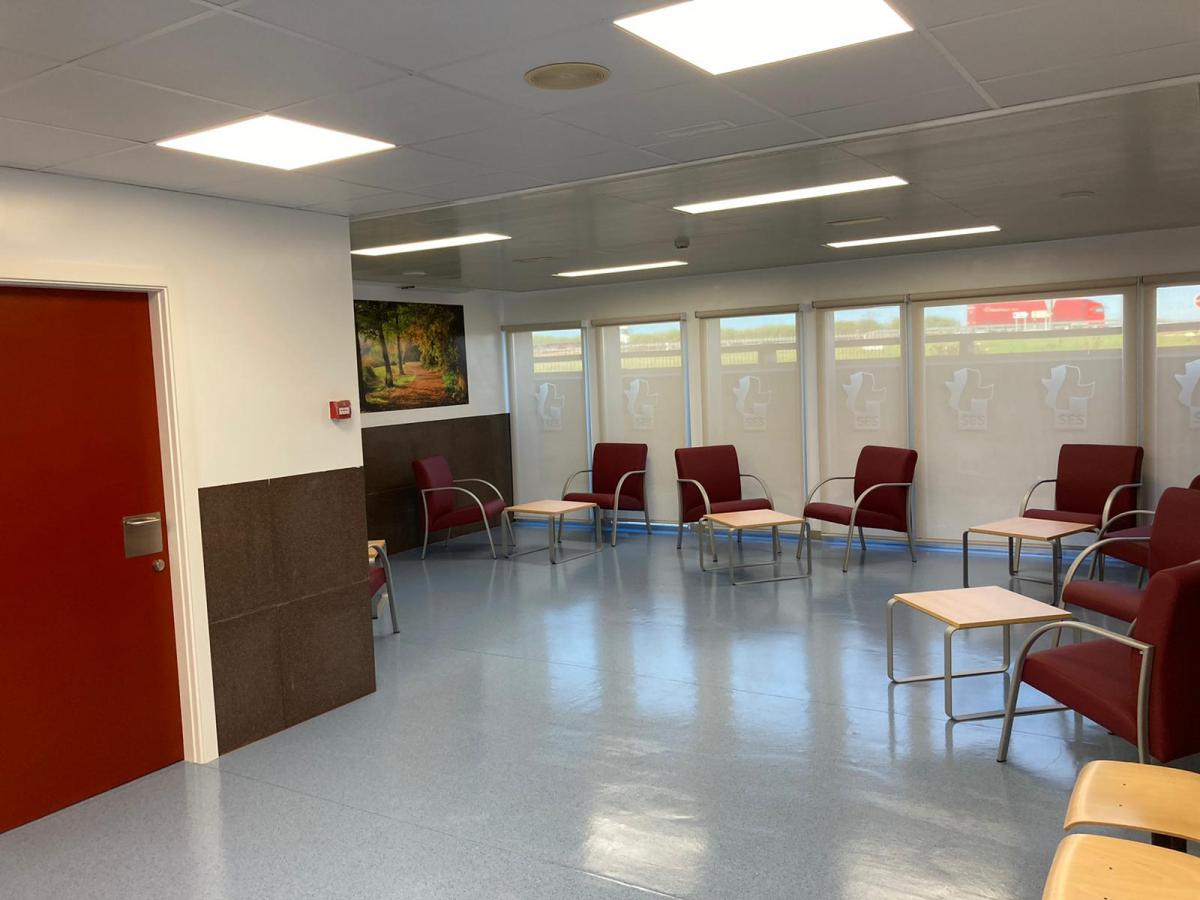 El Hospital Tierra de Barros estrena nueva sala de espera para familiares