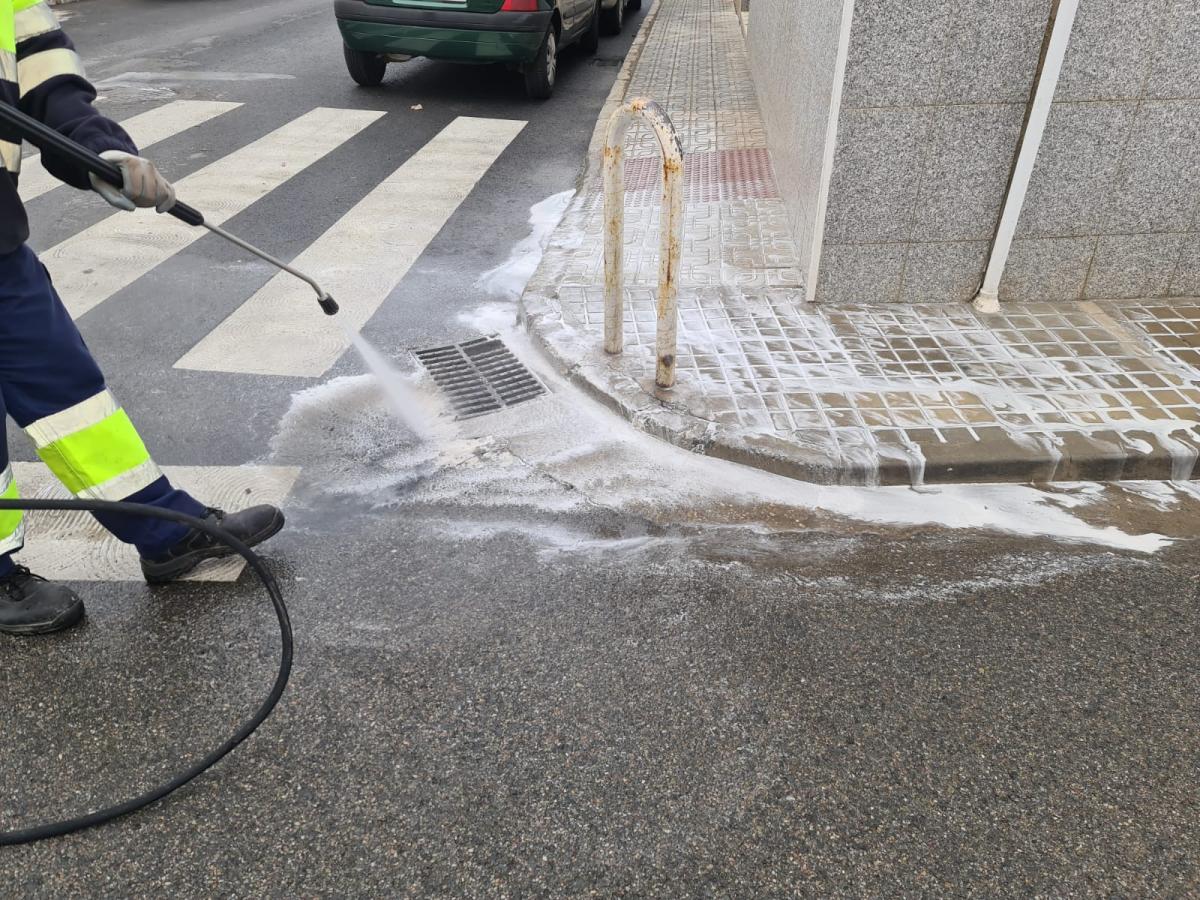 El Ayuntamiento refuerza la limpieza exterior de los contenedores y la recogida de residuos