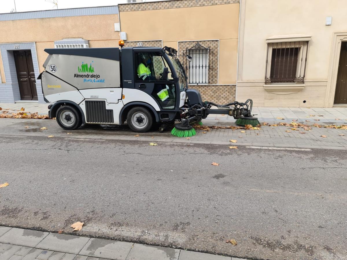 El Ayuntamiento refuerza la limpieza exterior de los contenedores y la recogida de residuos