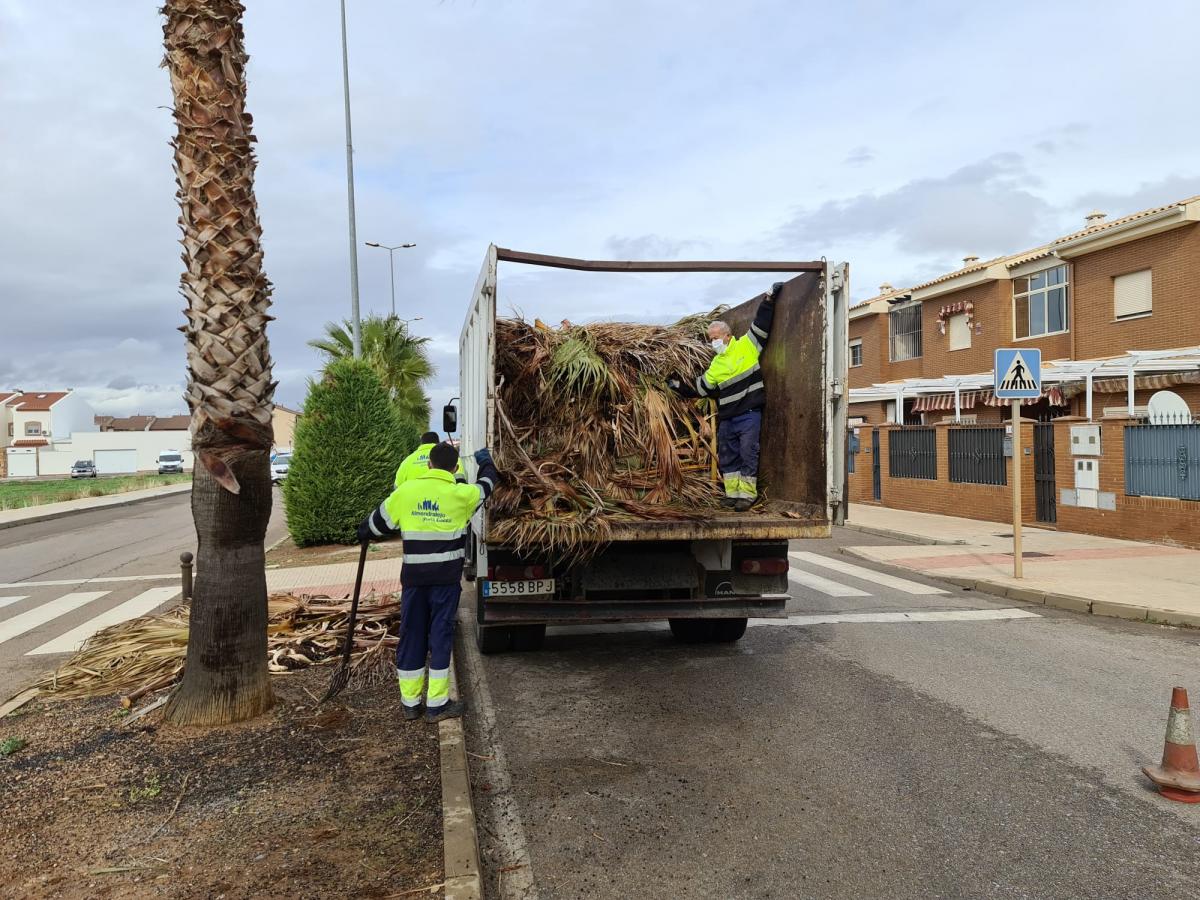 El Ayuntamiento refuerza la limpieza exterior de los contenedores y la recogida de residuos