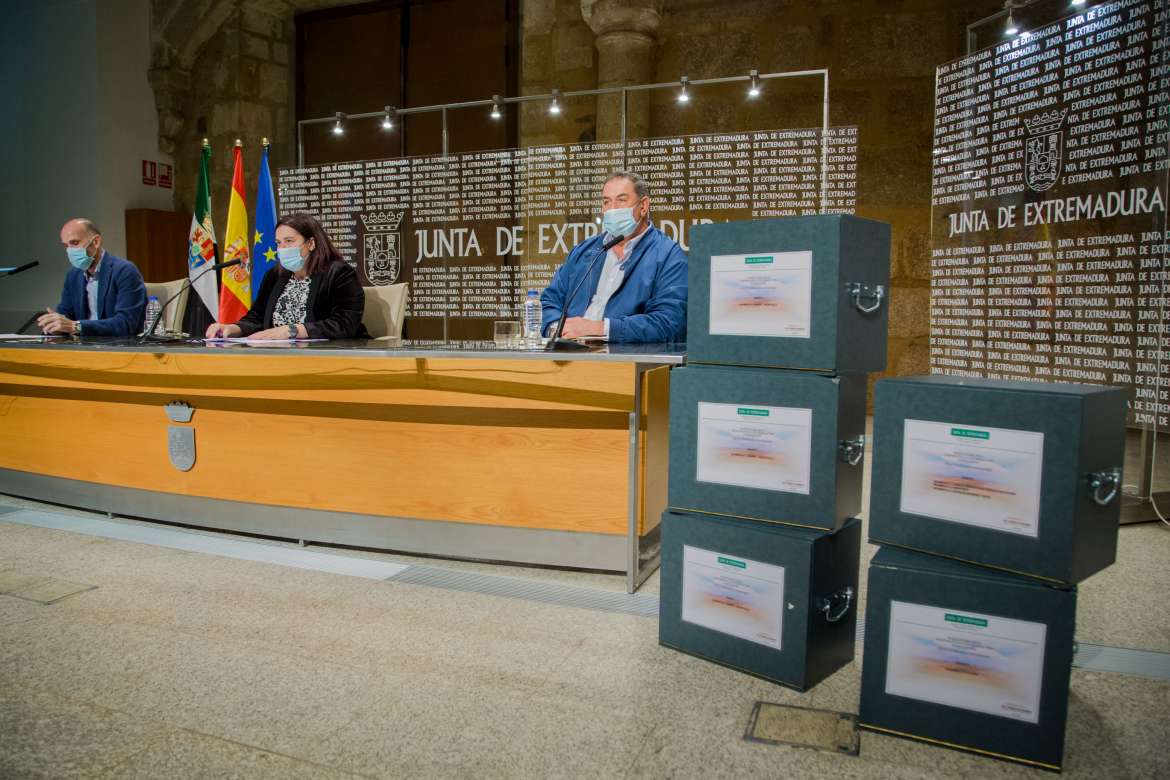 La consejera de Agricultura presenta el proyecto de regadío para Tierra de Barros