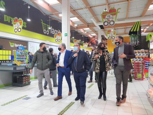 El alcalde visita el supermercado Family Cash en su apertura en la ciudad