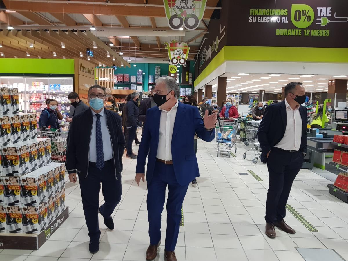 El alcalde visita el supermercado Family Cash en su apertura en la ciudad