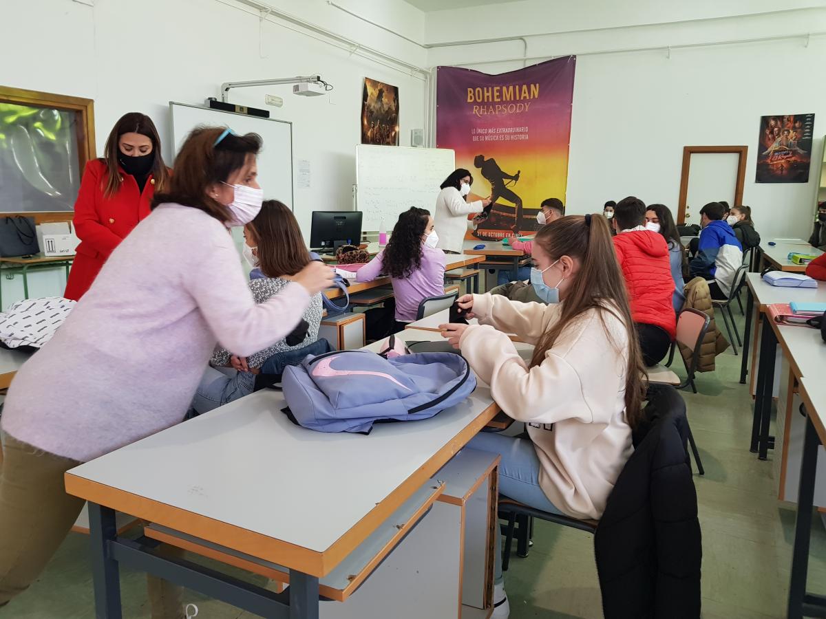 La Concejalía de Salud entrega más de mil mascarillas a estudiantes de Bachillerato con eslóganes sobre prevención de conductas adictivas
