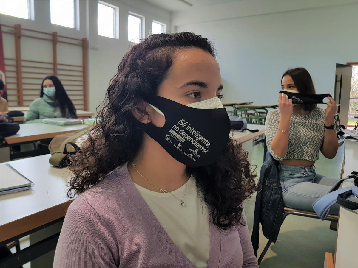 La Concejalía de Salud entrega más de mil mascarillas a estudiantes de Bachillerato con eslóganes sobre prevención de conductas adictivas