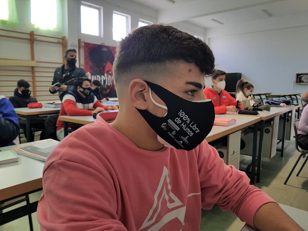 La Concejalía de Salud entrega más de mil mascarillas a estudiantes de Bachillerato con eslóganes sobre prevención de conductas adictivas