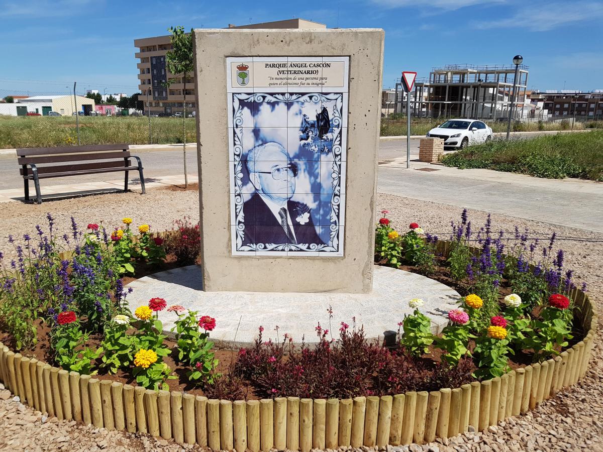 Inaugurado el parque con el monolito en homenaje al veterinario Ángel Cascón